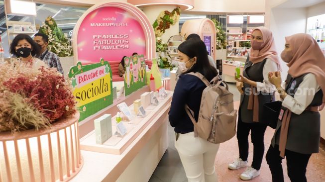 Suasana di salah satu Sociolla store yang ada di Puri Kembangan, Jakarta Barat, Senin (2/9/2022). [Suara.com/Alfian Winanto]