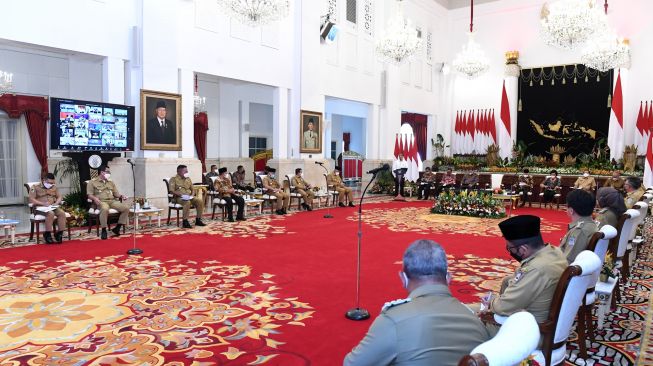 Presiden Joko Widodo menyampaikan arahannya saat rapat pembahasan Pengendalian Inflasi dengan Seluruh Kepala Daerah di Istana Negara, Jakarta, Senin (12/9/2022). [ANTARA FOTO/Biro Pers Setpres/Kris/Handout/wsj]