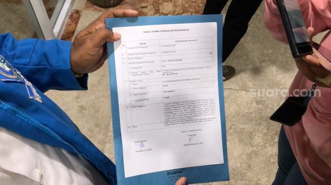 Surat tanda terima dari MKD terkait laporan dugaan pelangaran etik anggota DPR Effendi Simbolon. (Suara.com/Novian)