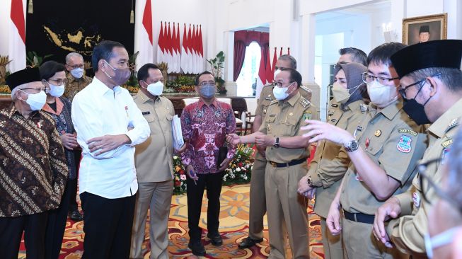 Presiden Joko Widodo (kedua kiri) didampingi Wapres Maruf Amin (kiri) berdiskusi dengan sejumlah kepala daerah yang hadir secara luring usai rapat pembahasan Pengendalian Inflasi dengan Seluruh Kepala Daerah di Istana Negara, Jakarta, Senin (12/9/2022). [ANTARA FOTO/Biro Pers Setpres/Kris/Handout/wsj]