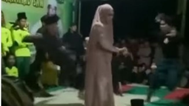 Viral Aksi Wanita Lumpuhkan Belasan Pria Tanpa Menyentuh, Warganet: Komedi Apaan Ini