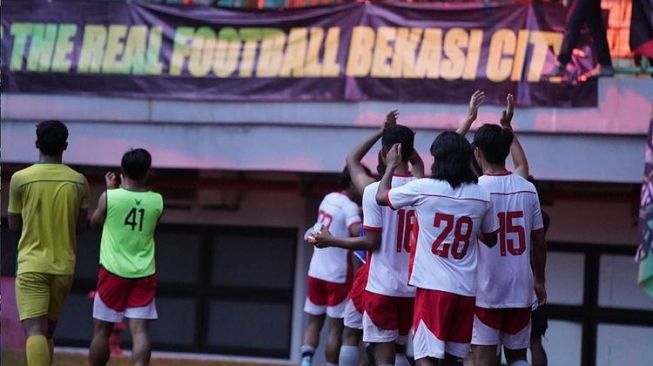 Pemain dan suporter Persipasi Kota Bekasi (Instagram @officialpersipasi)