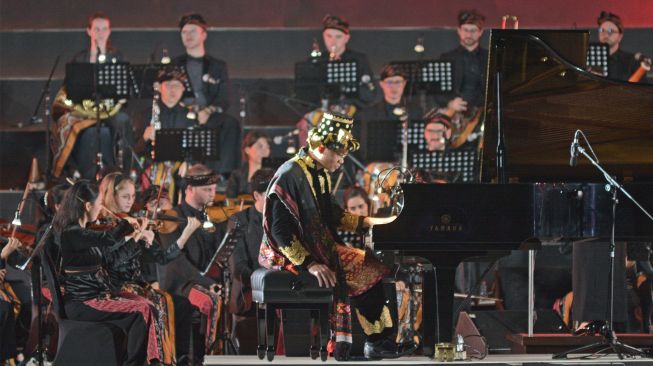 Kelompok Orkestra G20 menampilkan pagelaran musik orkestra G20 di Taman Aksobya, kompleks Taman Wisata Candi Borobudur, Magelang, Jawa Tengah, Senin (12/9/2022). [ANTARA FOTO/Anis Efizudin/wsj]
