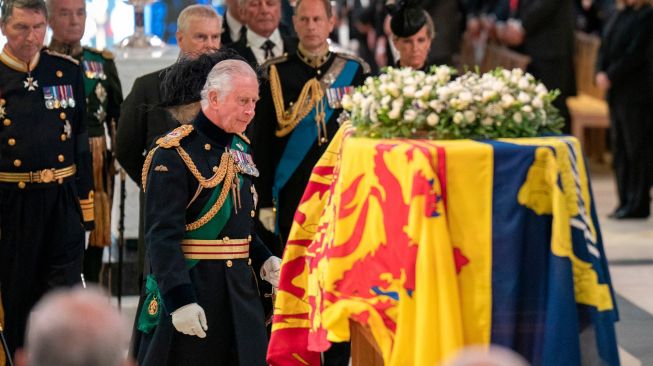 Raja Inggris Charles III melihat peti mati Ratu Elizabeth II di dalam Katedral St Giles di Edinburgh, Skotlandia, Senin (12/9/2022). [Jane Barlow / POOL / AFP]