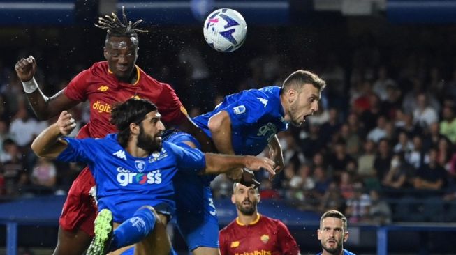 Penyerang AS Roma Tammy Abraham (kiri) menyundul bola melewati bek Empoli Sebastiano Luperto Ardian Ismajli selama pertandingan pekan keenam Liga Italia 2022-2023 antara Empoli vs Roma di stadion Carlo Castellani di Empoli, pada 12 September 2022 waktu setempat. AS Roma menang 2-1.
Alberto PIZZOLI / AFP.