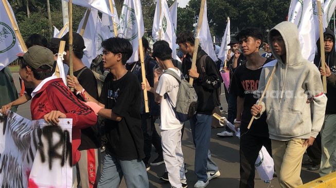 Jelang Sore, Gelombang Massa Demo Tolak Kenaikan BBM di Patung Kuda Kian Tumpah Ruah