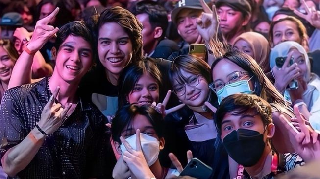 Potret Kedekatan Anak-Anak Personel Dewa 19 (Instagram/@mkl.manuel)