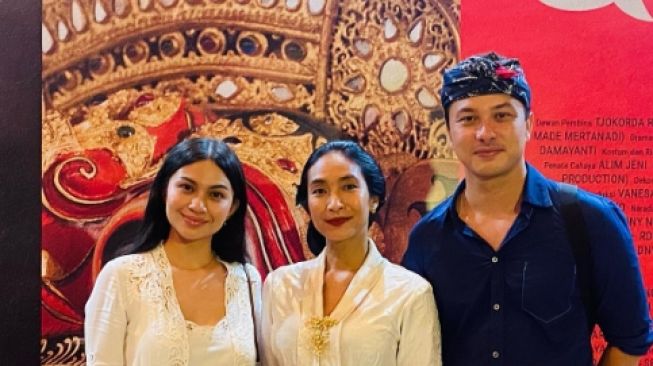 Fans Kaget, Happy Salma Foto Diapit Nicholas Saputra dan Ariel Tatum, Netizen: Jodohin Kak!