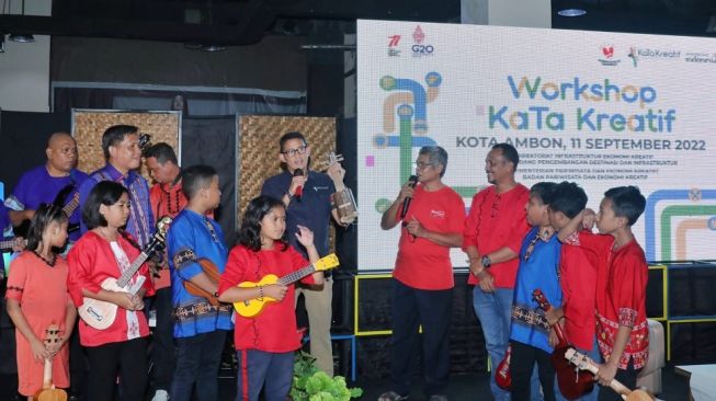 Dukung Pelestarian Alat Musik, Sandiaga Berikan Ukulele untuk Pegiat Musik di Ambon