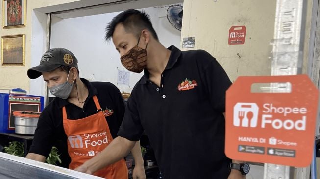 Ian tak segan untuk turun langsung ke dapur untuk memastikan kualitas makanan yang disajikan. Sumber: Istimewa