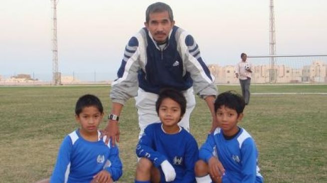Muhammad Yunus Bani, pelatih berdarah Indonesia di Qatar bersama Andri Syahputra (kiri) dan  Khuwailid Mustafa (kanan) (Istimewa)