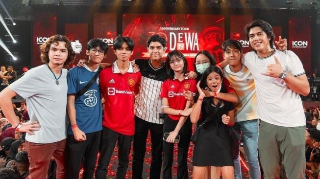 8 Potret Kedekatan Anak-anak Personel Dewa 19, Ikut Nonton Konser di Malaysia