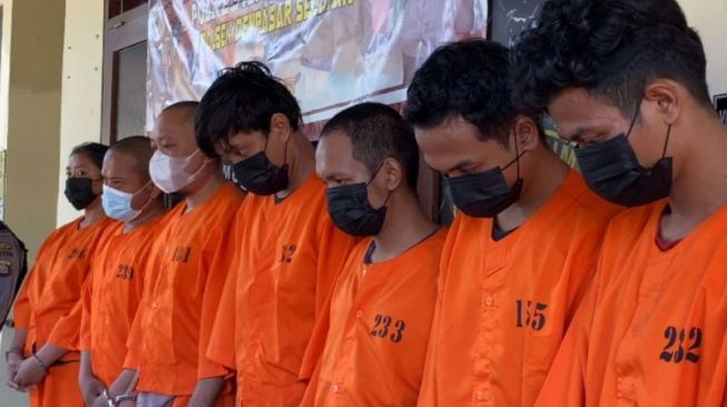 6 Pria Dan 1 Perempuan Ditangkap Warga di Denpasar Karena 19 Paket Sabu