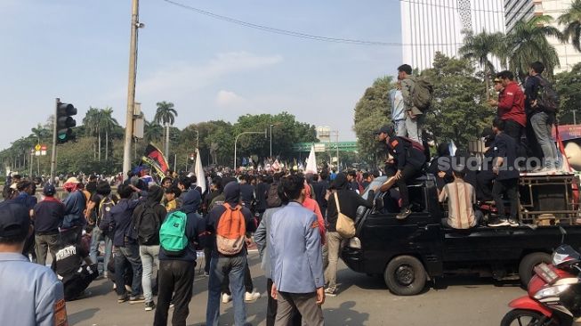 Massa mahasiswa dari berbagai kampus saat demo tolak kenaikan harga BBM di Patung Kuda, Jakpus. (Suara.com/Faqih)