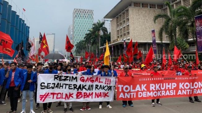 Kompak Demo Tolak Kenaikan BBM, Massa Buruh-Mahasiswa Sudah Meluber di Kawasan Thamrin