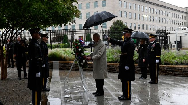 Presiden Amerika Serikat Joe Biden saat berpartisipasi dalam upacara peletakan karangan bunga untuk memberikan penghormatan kepada para korban serangan 9/11 di Pentagon, Washington DC, Amerika Serikat, Minggu (11/9/2022). [ROBERTO SCHMIDT / AFP]