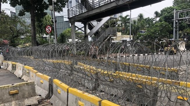 Kawat berduri di Jalan Merdeka Barat, Jakarta untuk antisipasi demo. (Suara.com/Faqih)