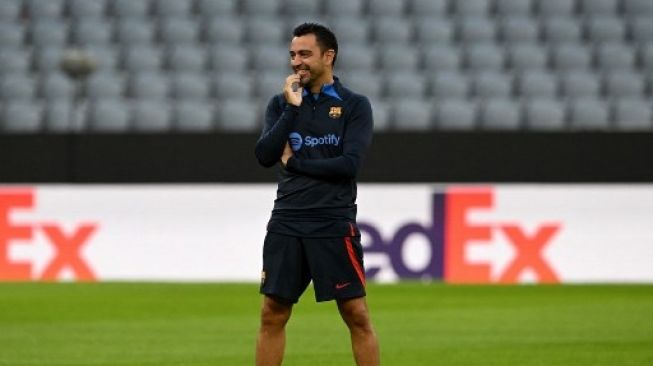 Pelatih Barcelona Xavi Hernandez memimpin sesi latihan jelang pertandingan Grup C Champions League kontra Bayern Munich di Allianz Arena, Senin (12/9/2022). [AFP]