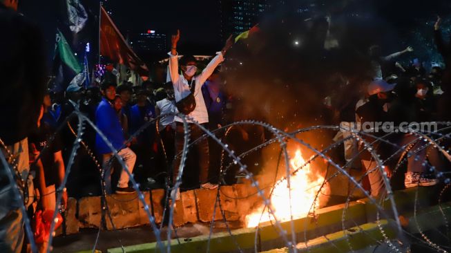 Massa aliansi mahasiswa, pelajar dan sejumlah elemen buruh lainnya melakukan aksi unjuk rasa menolak kenaikan harga BBM di kawasan Patung Kuda, Jakarta Pusat, Selasa (13/9/2022). [Suara.com/Alfian Winanto]