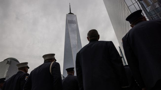 Petugas pemadam kebakaran berbaris saat mengheningkan cipta di dekat monumen Peringatan 9/11 di New York, Amerika Serikat, Sabtu (11/9/2022). [Yuki IWAMURA / AFP]