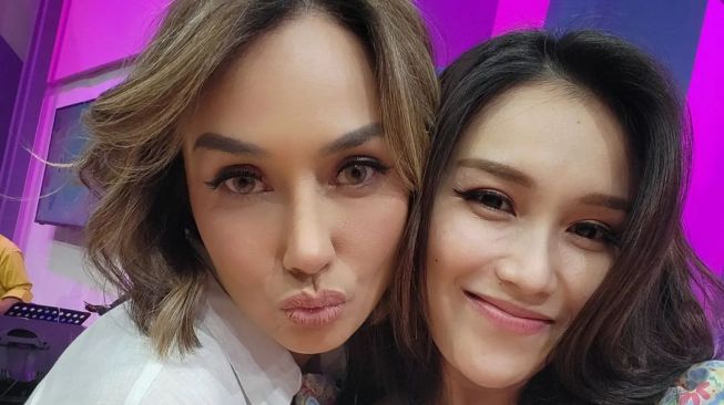 Ayu Ting Ting dan Sara Wijayanto. [Instagram]