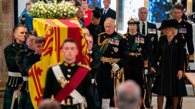 Raja Inggris Charles III dan keluarga kerajaan lainnya berjalan di belakang peti mati Ratu Elizabeth II di dalam Katedral St Giles di Edinburgh, Skotlandia, Senin (12/9/2022). [Jane Barlow / POOL / AFP]