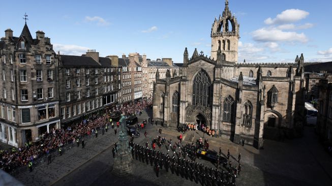 Peti mati mendiang Ratu Elizabeth II yang dibungkus dengan bendera Royal Standard of Scotland, saat tiba di Katedral St Giles di Edinburgh, Skotlandia, Senin (12/9/2022). [RUSSELL CHEYNE / POOL / AFP]
