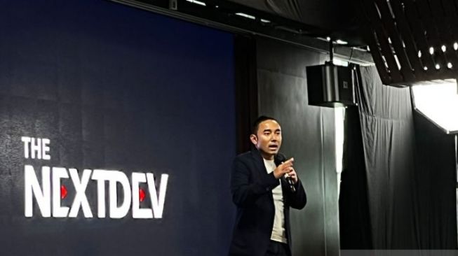 Vice President Corporate Communications Telkomsel Saki Hamsat Bramono menjelaskan program inkubasi startup NextDev 2022 di Jakarta, Selasa (13/9/2022). [Antara]