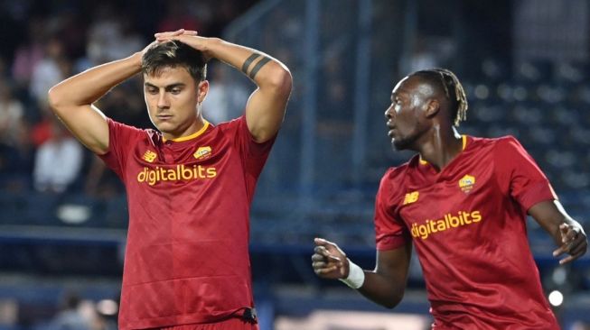 Pemain depan AS Roma asal Argentina Paulo Dybala bereaksi selama pertandingan pekan keenam Liga Italia 2022-2023 antara Empoli vs Roma di stadion Carlo Castellani di Empoli, pada 12 September 2022 waktu setempat. AS Roma menang 2-1.Alberto PIZZOLI / AFP.