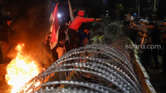 Massa aliansi mahasiswa, pelajar dan sejumlah elemen buruh lainnya melakukan aksi unjuk rasa menolak kenaikan harga BBM di kawasan Patung Kuda, Jakarta Pusat, Selasa (13/9/2022). [Suara.com/Alfian Winanto]