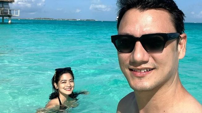 Potret Titi Kamal dan Christian Sugiono Liburan ke Maldives. (Instagram/titi_kamall)