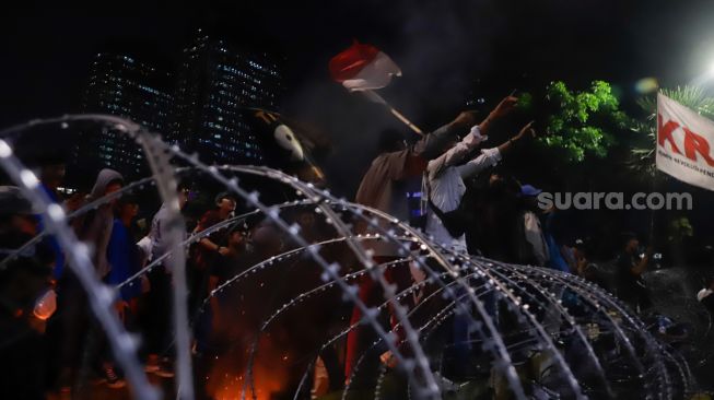 Massa aliansi mahasiswa, pelajar dan sejumlah elemen buruh lainnya melakukan aksi unjuk rasa menolak kenaikan harga BBM di kawasan Patung Kuda, Jakarta Pusat, Selasa (13/9/2022). [Suara.com/Alfian Winanto]