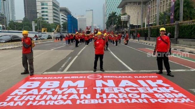 Penampakan massa buruh dan mahasiswa demo tolak kenaikan BBM di Jakarta. (Suara.com/Rakha)