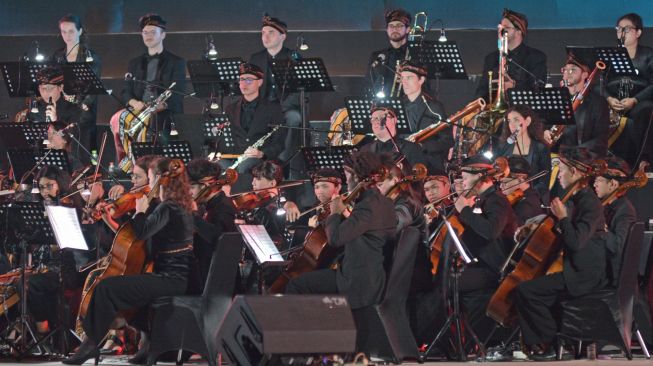 Kelompok Orkestra G20 menampilkan pagelaran musik orkestra G20 di Taman Aksobya, kompleks Taman Wisata Candi Borobudur, Magelang, Jawa Tengah, Senin (12/9/2022). [ANTARA FOTO/Anis Efizudin/wsj]
