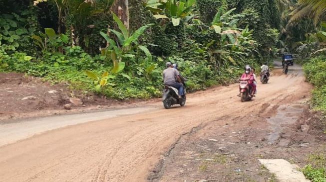 Jalan Licin Akibat Dipenuhi Lumpur Sejak Ada Proyek Pengedaman, Pengendara Motor Sering Tergelincir