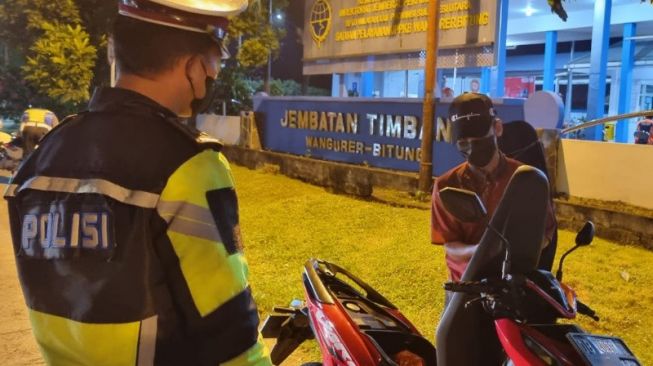 Razia Pengendara di Malam Hari, Satlantas Bitung Beri Pesan ke Orang Tua