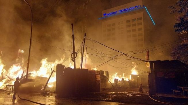 Puluhan Lapak Kayu Ludes Terbakar Di Cengkareng, 20 KK Kehilangan Tempat Tinggal