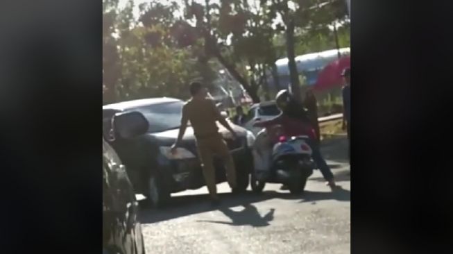 Viral Oknum ASN Sinjai Tendang Motor Wanita yang Tak Sengaja Senggol Mobilnya