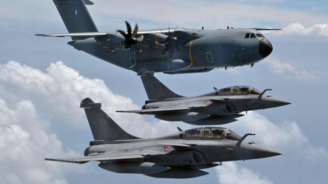 Pesawat tempur multirole Dassault Rafale dan pesawat angkut Airbus A-400M terbang dalam formasi selama penerbangan demonstrasi oleh Angkatan Udara Prancis di atas Selat Sunda, Indonesia, Selasa (12/9/2022). [ADEK BERRY / AFP]
