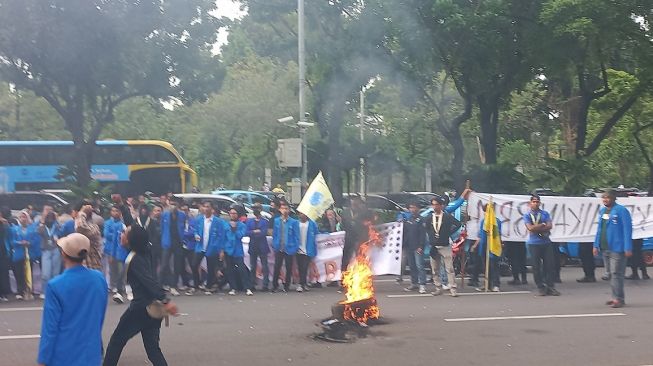 Massa PMII Jakarta Timur menggeruduk Balai Kota DKI Jakarta pada Rabu (14/9/2022). Aksi mereka menolak kenaikan harga BBM bersubsidi. [Suara.com/Fakhri]