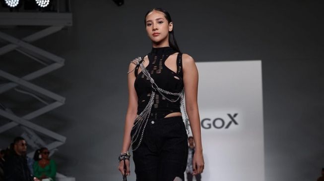 Gaya Anya Geraldine Bak Model Profesional (Instagram/@erigostore)