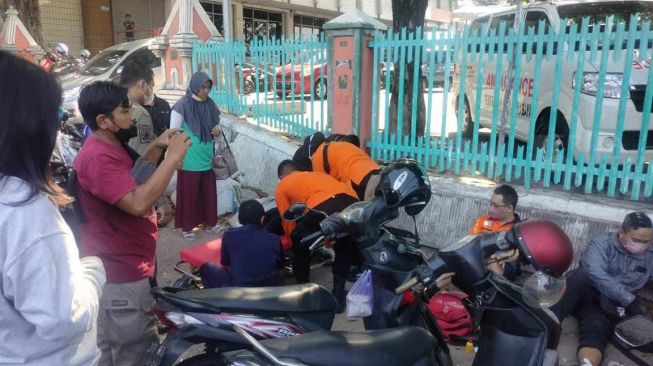 Duhh! Bus Seruduk Lima Motor di Lampu Merah Surabaya, Korban Ada Wanita Hamil Segera Dibawa ke RSI