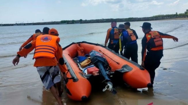 Yusril Hilang Tercebur ke Laut, Sampai Sekarang Belum Ketemu