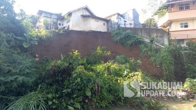 Longsor mengancam sebuah rumah di Jalan Karamat RT 06/09, Kelurahan Karangtengah, Kecamatan Gunungpuyuh, Kota Sukabumi. [Sukabumiupdate.com/CRP-Gianni Fathin Rabbani]