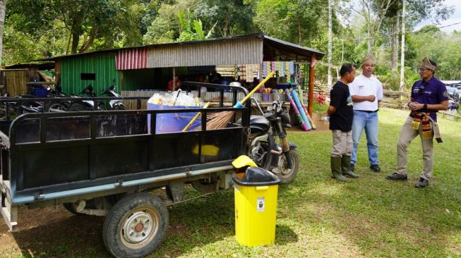 Sandiaga Temui Penggerak Desa, Hadiahkan Rumah Kompos Untuk Pengolahan Sampah