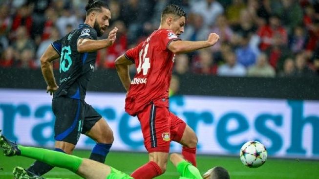 Atletico baru mencatatkan percobaan on target pertama pada menit k-37 lewat tembakan dari luar kotak penalti yang dilepaskan Joao Felix, sayang laju bola masih terlalu mudah untuk dihentikan Leverkusen, Lukas Hradecky. (AFP)