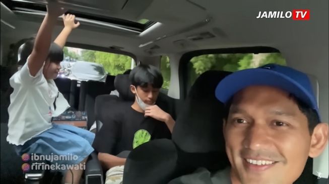 Momen Dhofin anak Ibnu Jamil jalan bareng adik sambung (YouTube/Jamilo TV)