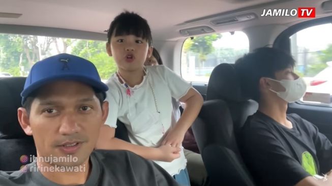 Momen Dhofin anak Ibnu Jamil jalan bareng adik sambung (YouTube/Jamilo TV)