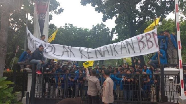 Anies Cs Tak Kunjung Temui Demonstran, Massa PMII Gedor Pagar Ingin Paksa Masuk Balai Kota