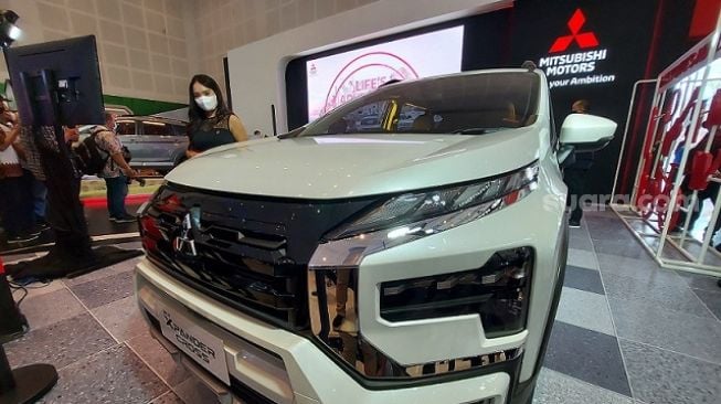 Mitsubishi New Xpander Cross yang tampil di GIIAS 2022 Surabaya siap dikirim ke konsumen di Jawa Timur pada Oktober tahun ini [Suara.com/Manuel Jeghesta Nainggolan].